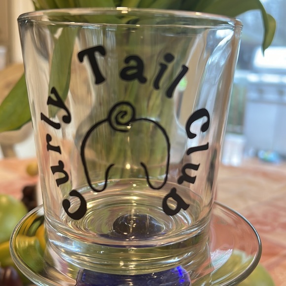 New clear crystal glass with custom design of Dogs behind with “Curly Tail Club” - Picture 2 of 6